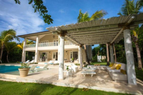 Amazing golf villa at luxury resort in Punta Cana, includes staff, golf carts and bikes